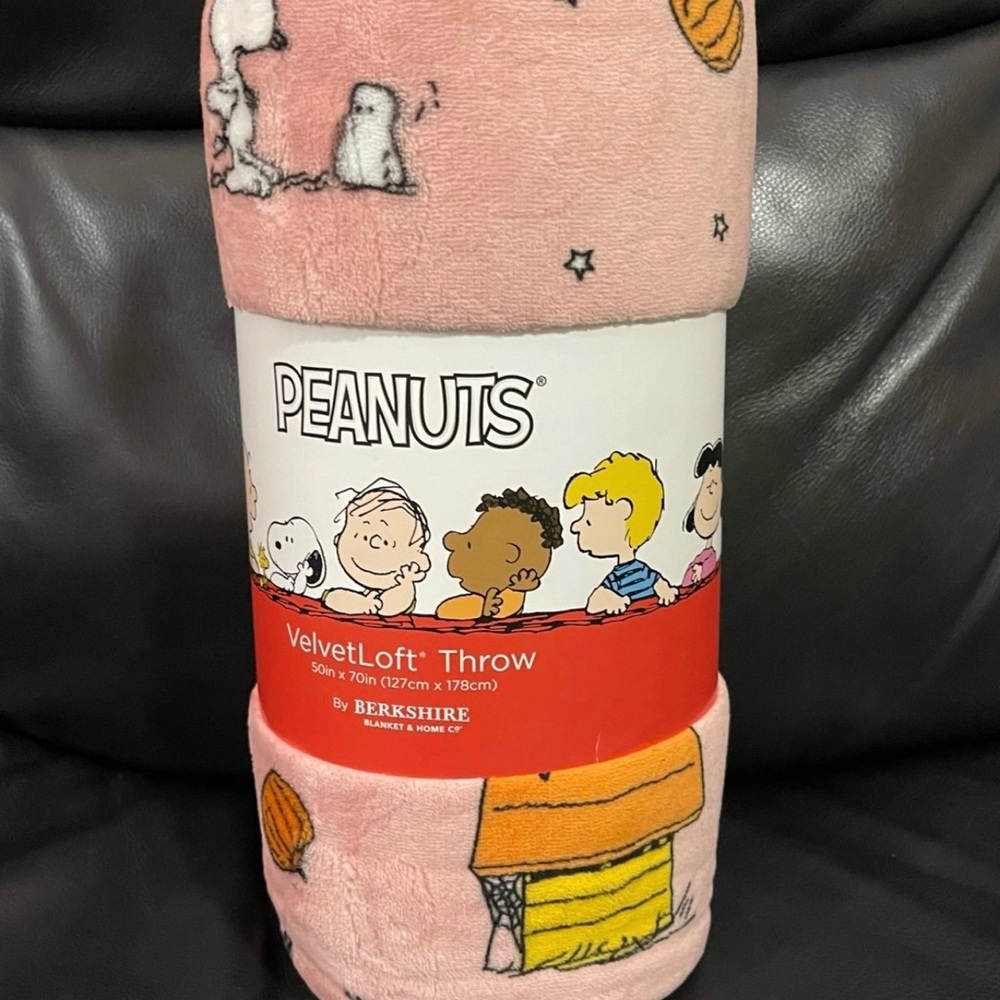 Peanuts Pumpkin Dog House Plush Throw - Snoopy Pumpkin Throw